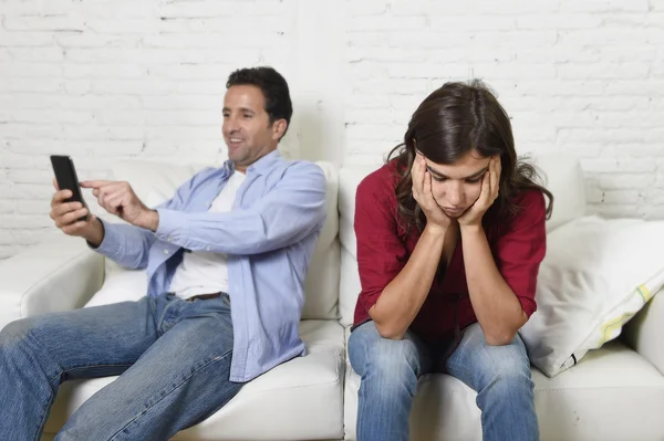 Social network addict man using mobile phone ignoring wife or girlfriend upset and angry — Stockfoto