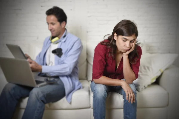 Femme ennuyée et frustrée ignorée tandis que le mari ou le petit ami accro à Internet en utilisant le réseautage numérique tablette — Photo