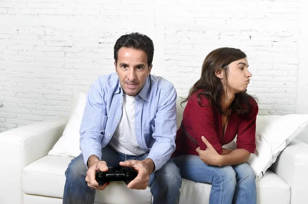 Mujer enojada y molesta mientras su esposo o novio juega videojuegos ignorándola — Foto de Stock