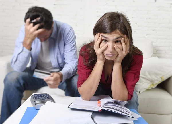 Junges Paar besorgt und verzweifelt über Geldprobleme zu Hause in Stress Buchhaltung Bankzahlungen — Stockfoto