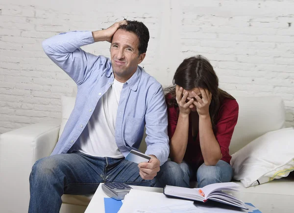 Genç çift endişeli ve umutsuz para sorunları evde stres hesap banka ödemeleri — Stok fotoğraf
