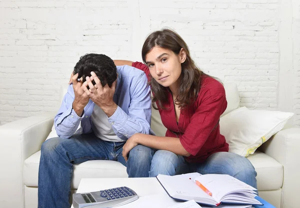 Junges Paar besorgt nach Hause in Stress Frau tröstet Ehemann Buchhaltung Schulden unbezahlte Rechnungen Bankpapiere Ausgaben — Stockfoto