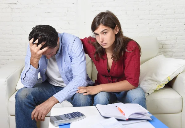 Junges Paar besorgt nach Hause in Stress Frau tröstet Ehemann Buchhaltung Schulden unbezahlte Rechnungen Bankpapiere Ausgaben — Stockfoto