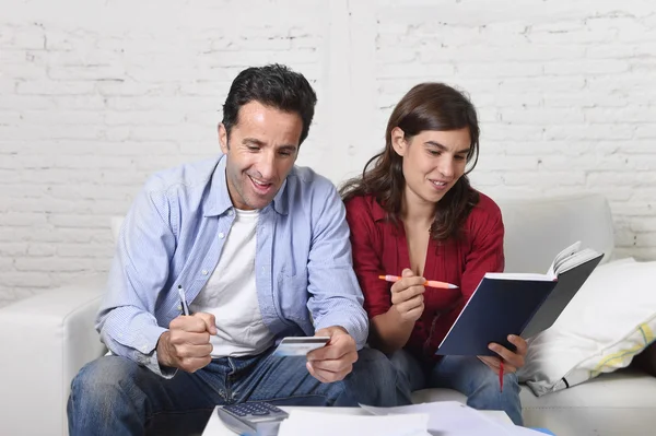 Dívida contábil casal atraente em casa sofá feliz em sucesso financeiro e riqueza — Fotografia de Stock