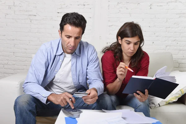 Fiatal pár, aggódik, és kétségbeesetten a pénz problémák otthon stressz számviteli banki kifizetések — Stock Fotó