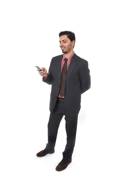Unternehmensporträt eines jungen attraktiven Geschäftsmannes lateinamerikanischer Herkunft, der mit dem Handy lächelt — Stockfoto
