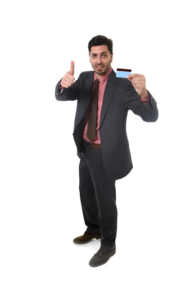Щасливий привабливий бізнесмен тримає кредитну картку в торгівлі та банківській концепції — стокове фото