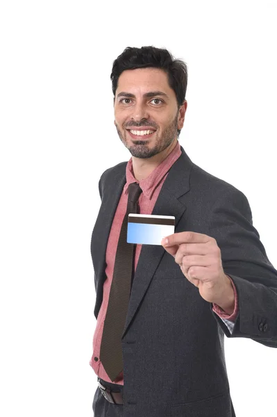 Empresário atraente feliz segurando cartão de crédito no comércio e conceito bancário — Fotografia de Stock