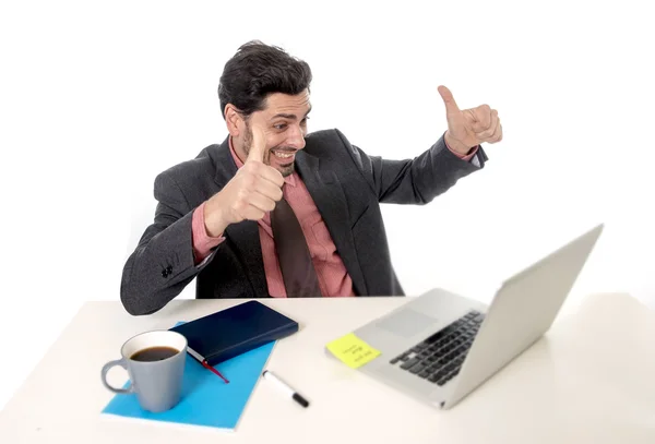 Attraktiver Geschäftsmann arbeitet glücklich am Bürocomputer aufgeregt und euphorisch — Stockfoto