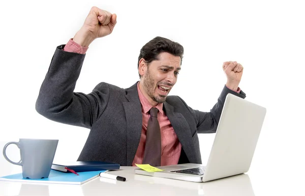 Attraktiver Geschäftsmann arbeitet glücklich am Bürocomputer aufgeregt und euphorisch — Stockfoto