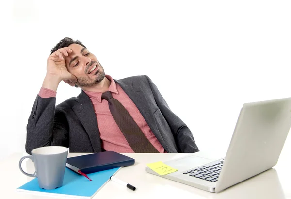 Empresário inclinado na cadeira de trabalho no computador portátil escritório olhando feliz satisfeito e relaxado — Fotografia de Stock