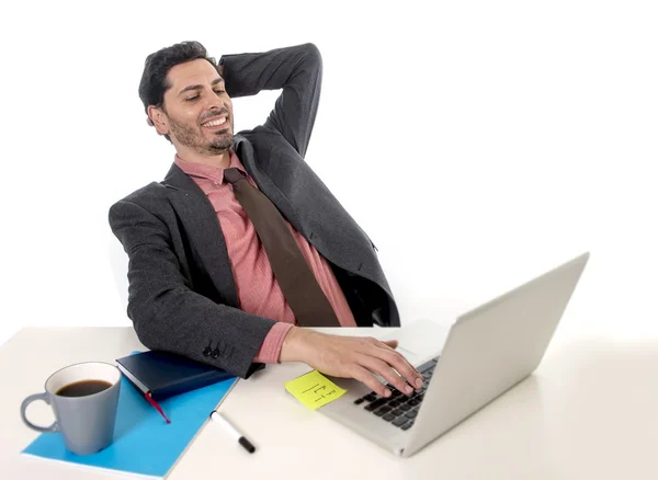 Hombre de negocios apoyado en la silla de trabajo en la computadora portátil de la oficina mirando feliz satisfecho y relajado — Foto de Stock