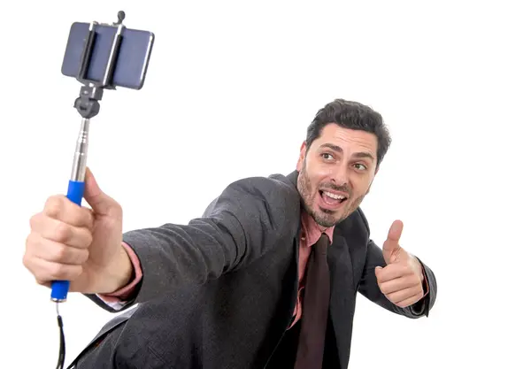 Jeune homme d'affaires attrayant en costume et cravate prendre selfie photo avec appareil photo de téléphone mobile et bâton posant heureux — Photo