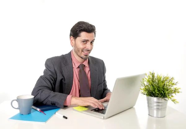 Jovem atraente empresário latino em terno e gravata trabalhando no escritório computador mesa digitação olhar feliz e bem sucedido — Fotografia de Stock