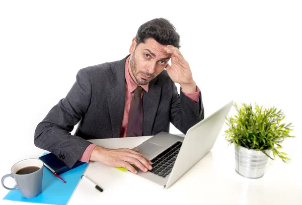 Homem de negócios atraente em terno e gravata trabalhando em stress no escritório — Fotografia de Stock
