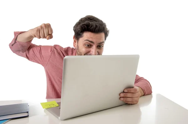 Homme d'affaires au bureau travaillant souligné sur ordinateur portable surchargé jetant coup de poing dans le stress au travail — Photo