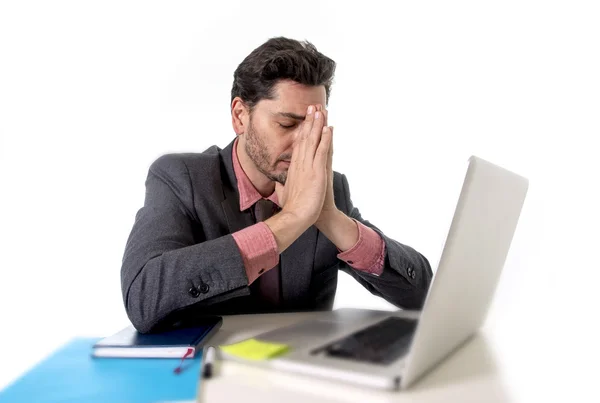 Giovane uomo d'affari seduto alla scrivania dell'ufficio che lavora sul computer portatile disperatamente preoccupato nello stress da lavoro — Foto Stock