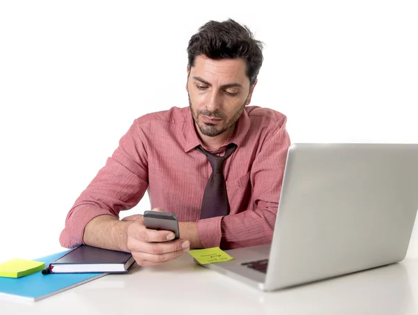 Homem de negócios atraente trabalhando na mesa de escritório mensagens com mobil — Fotografia de Stock