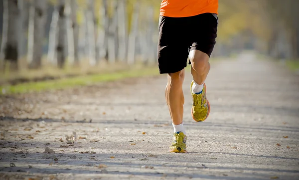 Homem esporte correndo ao ar livre em off road trail chão em fitness e conceito de estilo de vida saudável — Fotografia de Stock