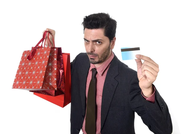 Affärsman holding påsar och kreditkort överväldigad och stress — Stockfoto