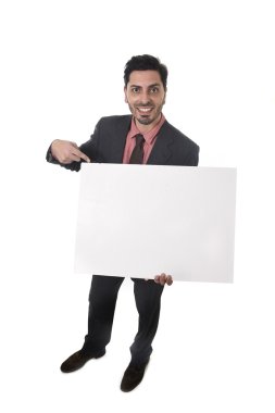 genç çekici işadamı uygun ve holding ve beyaz boş billboard işaret veya Masası reklam kravat