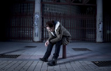üzülmüş sokak acı depresyon üzerinde yalnız kadın umutsuz ve çaresiz