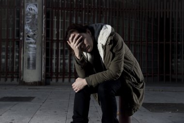 üzülmüş sokak acı depresyon üzerinde yalnız kadın umutsuz ve çaresiz