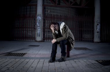 üzülmüş sokak acı depresyon üzerinde yalnız kadın umutsuz ve çaresiz