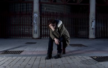 üzülmüş sokak acı depresyon üzerinde yalnız kadın umutsuz ve çaresiz