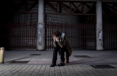 üzülmüş sokak acı depresyon üzerinde yalnız kadın umutsuz ve çaresiz