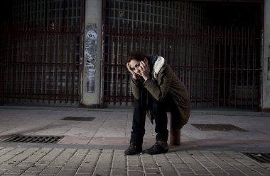 üzülmüş sokak acı depresyon üzerinde yalnız kadın umutsuz ve çaresiz
