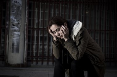 üzülmüş sokak acı depresyon üzerinde yalnız kadın umutsuz ve çaresiz