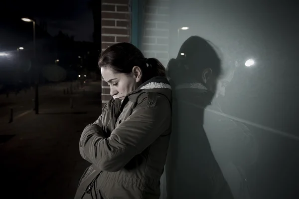 Traurige Frau, die sich nachts allein an Straßenfenster lehnt und unter Depressionen leidet, weint vor Schmerzen — Stockfoto