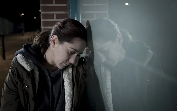 Сумна жінка сама спирається на вуличне вікно вночі страждає депресією, плаче болем — стокове фото