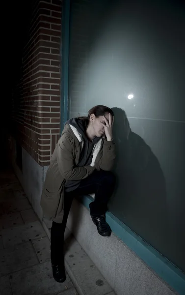 Mulher triste sozinho inclinando-se na janela da rua à noite sofrendo depressão chorando de dor — Fotografia de Stock