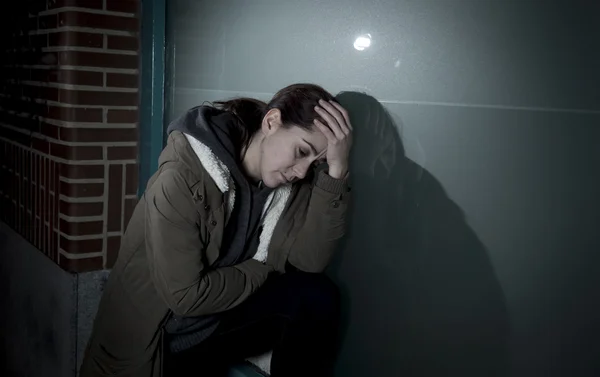Wanita menyedihkan sendirian bersandar di jendela jalan di malam hari menderita depresi menangis kesakitan — Stok Foto