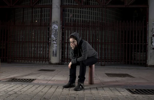 Traurige Frau, die allein auf der Straße an Depressionen leidet und verzweifelt und hilflos Kapuzenpullover trägt — Stockfoto