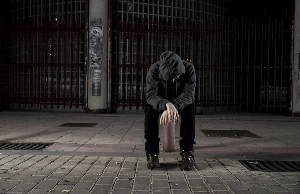 Traurige Frau, die allein auf der Straße an Depressionen leidet und verzweifelt und hilflos Kapuzenpullover trägt — Stockfoto
