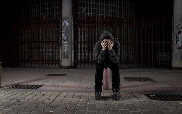 Traurige Frau, die allein auf der Straße an Depressionen leidet und verzweifelt und hilflos Kapuzenpullover trägt — Stockfoto
