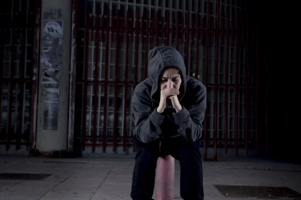 Traurige Frau, die allein auf der Straße an Depressionen leidet und verzweifelt und hilflos Kapuzenpullover trägt — Stockfoto