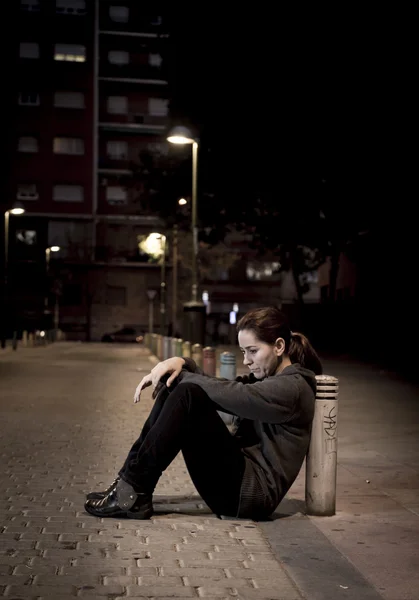 Joven triste mujer sentado en calle suelo por la noche solo desesperado sufrimiento depresión izquierda abandonado —  Fotos de Stock