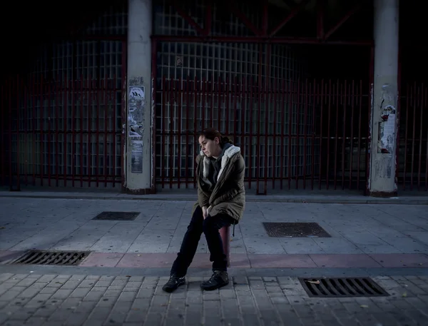 Woman alone on street suffering depression looking sad desperate — Stock fotografie