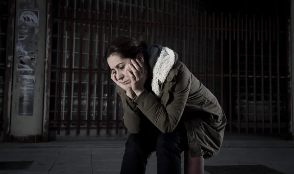 Frau allein auf der Straße leidet unter Depressionen und wirkt traurig, verzweifelt und hilflos — Stockfoto