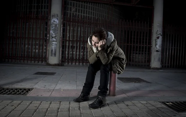 Frau allein auf der Straße leidet unter Depressionen und wirkt traurig, verzweifelt und hilflos — Stockfoto