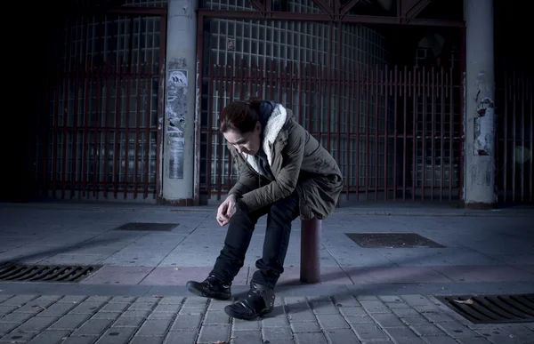 Frau allein auf der Straße leidet unter Depressionen und wirkt traurig, verzweifelt und hilflos — Stockfoto