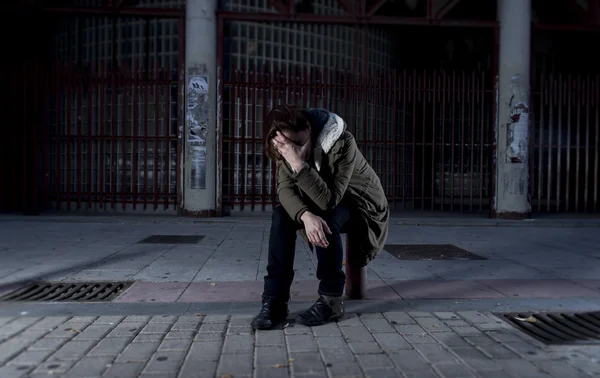 Vrouw alleen op straat lijden depressie op zoek triest wanhopig en hulpeloos — Stockfoto