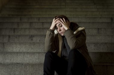 üzgün kadın hasta ve yardıma muhtaç depresyon seyir acı sokak metro merdiven üzerinde tek başına