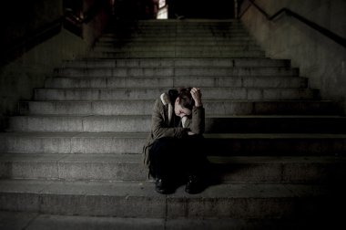 üzgün kadın hasta ve yardıma muhtaç depresyon seyir acı sokak metro merdiven üzerinde tek başına