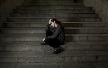 üzgün kadın hasta ve yardıma muhtaç depresyon seyir acı sokak metro merdiven üzerinde tek başına