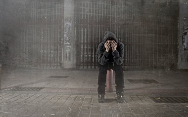 depresyon umutsuz acı Caddesi ve hel yalnız hüzünlü kadın